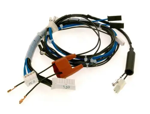 Kabelbaum von Bosch mit mehreren Kabeln in verschiedenen Farben und mehreren Anschlüssen, die zum elektrischen Anschluss in einem Fahrzeug dienen.